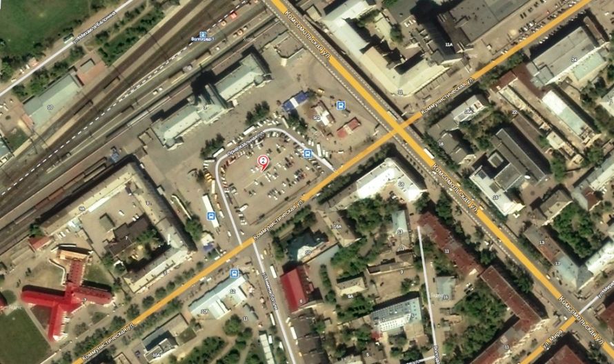 Вид сверху на железнодорожную площадь железнодорожного вокзала Волгограда. Здесь находится место посадки и высадки пассажиров многих междугородних автобусов. Он-лайн билеты от Рос Билет ру